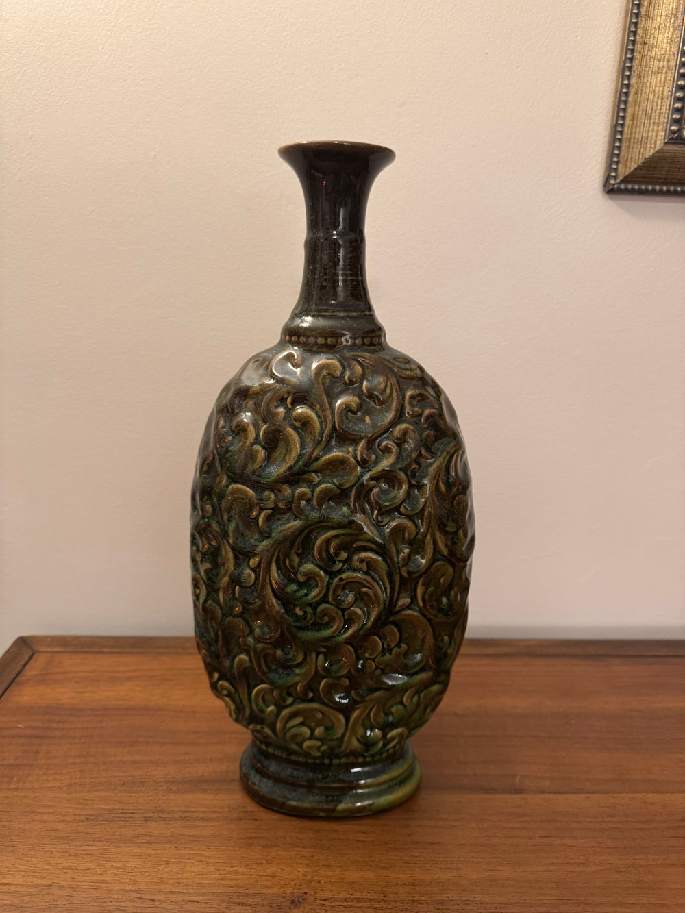 Ceramic Ornate Glossy Vitrified Vase