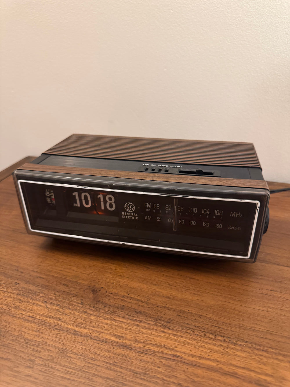 Vintage General Electric Flip Clock Radio Alarm