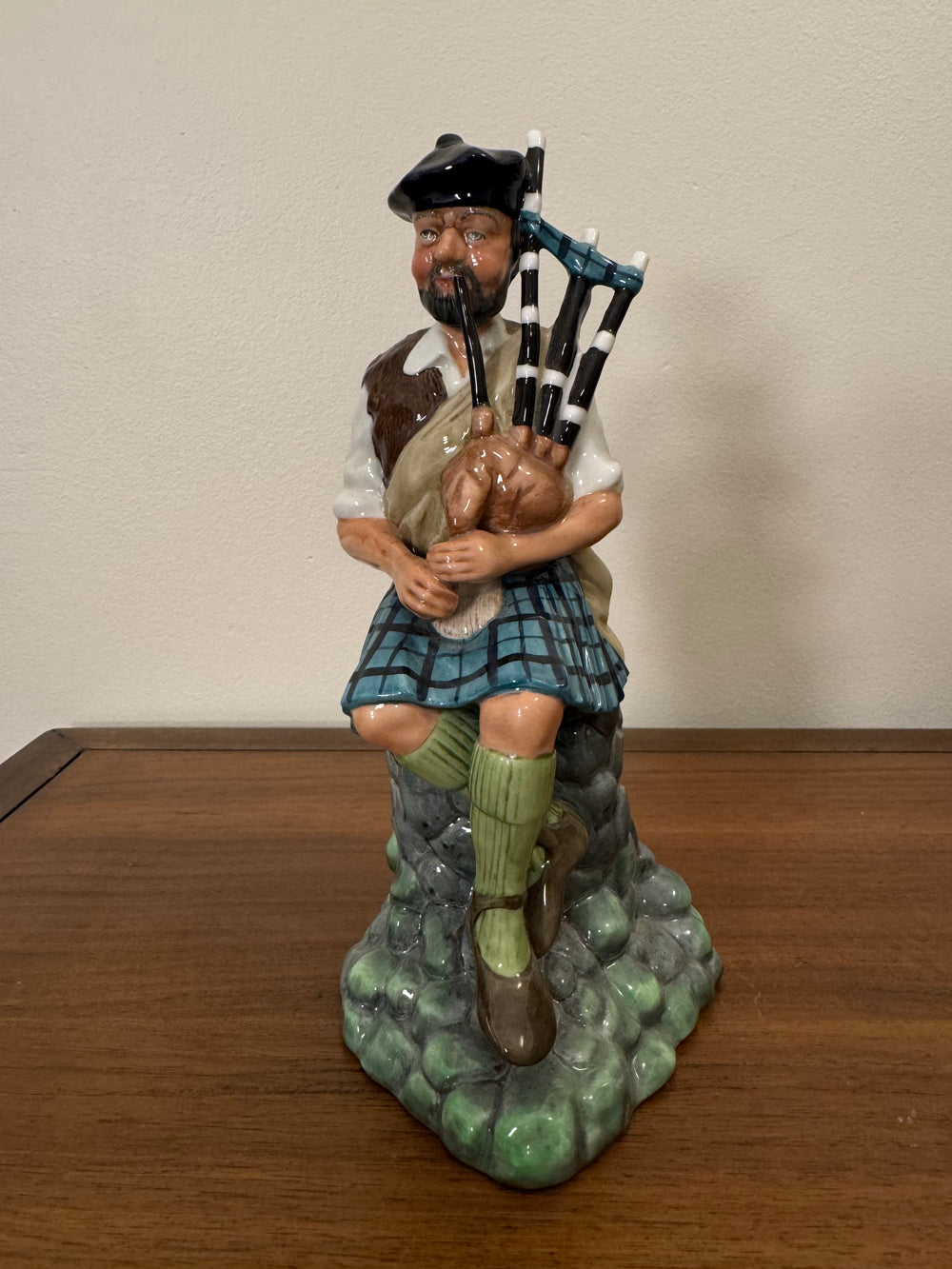 Vintage 1979 Royal Doulton Porcelain Figure The Piper 2907